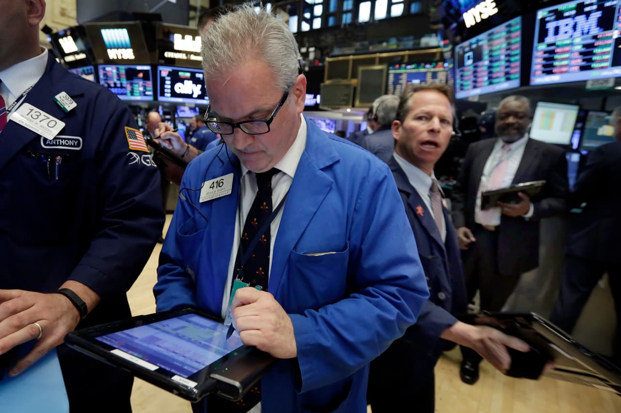 El operador Brian Bears trabaja en la Bolsa de Valores de Nueva York el lunes 9 de mayo de 2016.