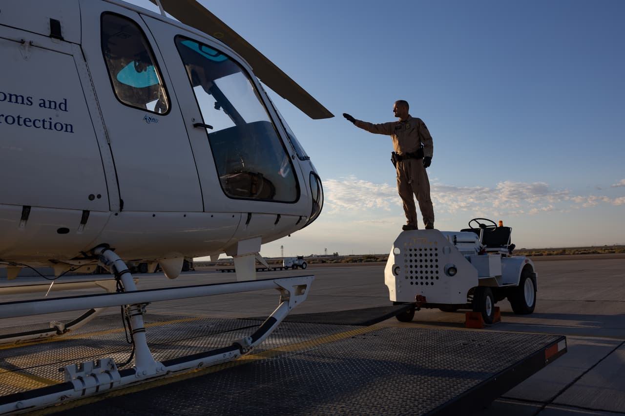 Gabe Mourik, supervisor de Operaciones Aéreas y Marinas (AMO), realiza una verificación previa al vuelo antes de pilotar una patrulla de helicópteros cerca de la frontera entre EEUU y México el 28 de septiembre de 2022 en Yuma, Arizona.