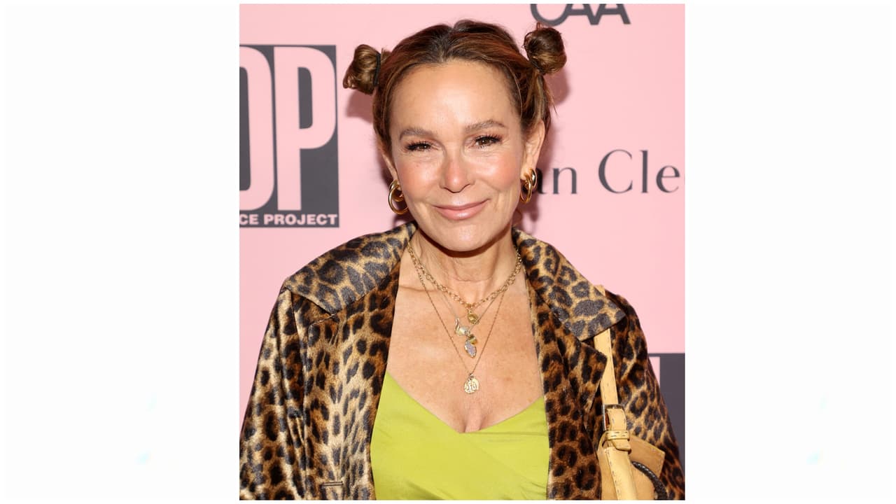 En una entrevista con 'Chicago Tribune' en mayo del 2022, Jennifer Grey explicó que dejó de actuar por un tiempo por problemas de ansiedad. Ese mismo mes publicó su libro 'Out of the Corner: A Memoir', en donde da detalles de sus experiencias en 'Dirty Dancing', además de lo que vivió en sus relaciones con Matthew Broderick y Johnny Depp.