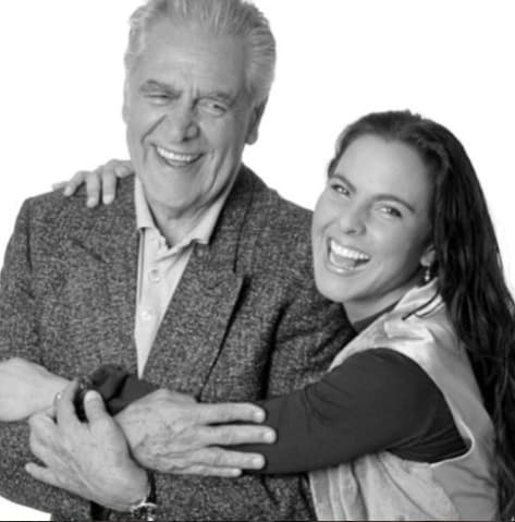 La actriz mexicana Kate del Castillo compartió una imagen del pasado en la que aparece con su padre, el también actor Eric del Castillo, asegurando que en este día tiene mucho qué agradecer.