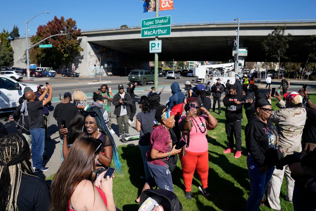 Una sección de una calle en Oakland, California, fue renombrada en honor a Tupac Shakur. Esta decisión fue tomada como un homenaje a la destacada figura del hip-hop, 27 años después de su trágico asesinato.