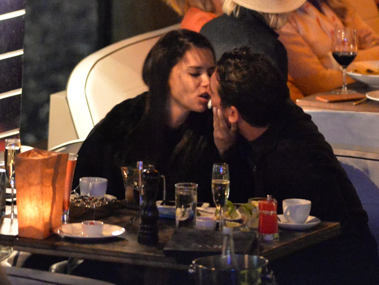 Adriana Lima rompió con el receptor de New England Patriots Julian Edelman hace sólo una semana. Sin embargo, se le vio besándose en un restaurante con el chico malo de los muchachos de Nueva York Mitch, Matt Harvey. Estas son las primeras fotos de la nueva pareja. La pareja llegó en yate y cenaron y tomaron champán por horas en el River Yacht Club el 15 de marzo de 2017, en Miami, Florida.