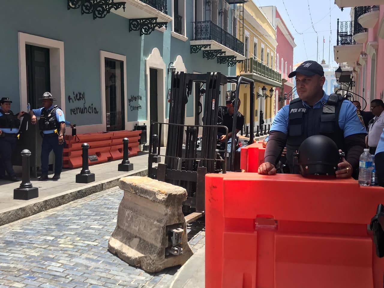 Otro contingente policial llegó al caso histórico con las vallas de cemento en el mismo lugar en donde se realizaron las protestas el lunes.
<br>