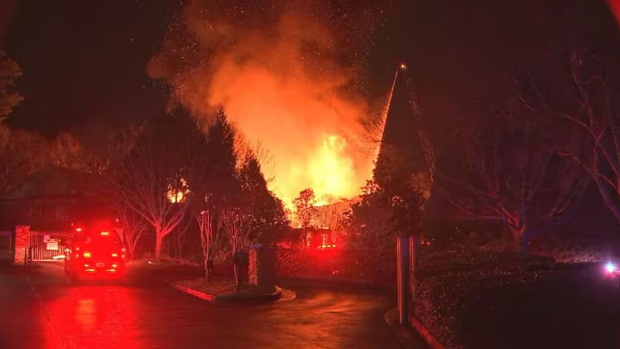 Incendio daña al menos 3 casas en la subdivisión de Brookhaven