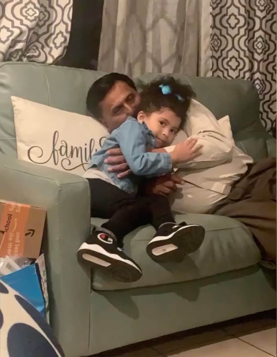 La Fiscalía detalló que, al día siguiente, cerca de las 6:30 am, ambos llevaron a la niña a la iglesia de South 2nd Street, donde los encontró su otro familiar René Trigueros Hernández, quien según las autoridades es un “pastor certificado”. Allí comenzaron el supuesto ritual.
<br>
<br>“Los sospechosos creyeron que la niña estaba poseída por un demonio y estaban en la iglesia rezando por ella”, señalan los documentos de la corte. En la imagen, Arely aparece fotografiada con su abuelo, quien presuntamente partició en el exorcismo.