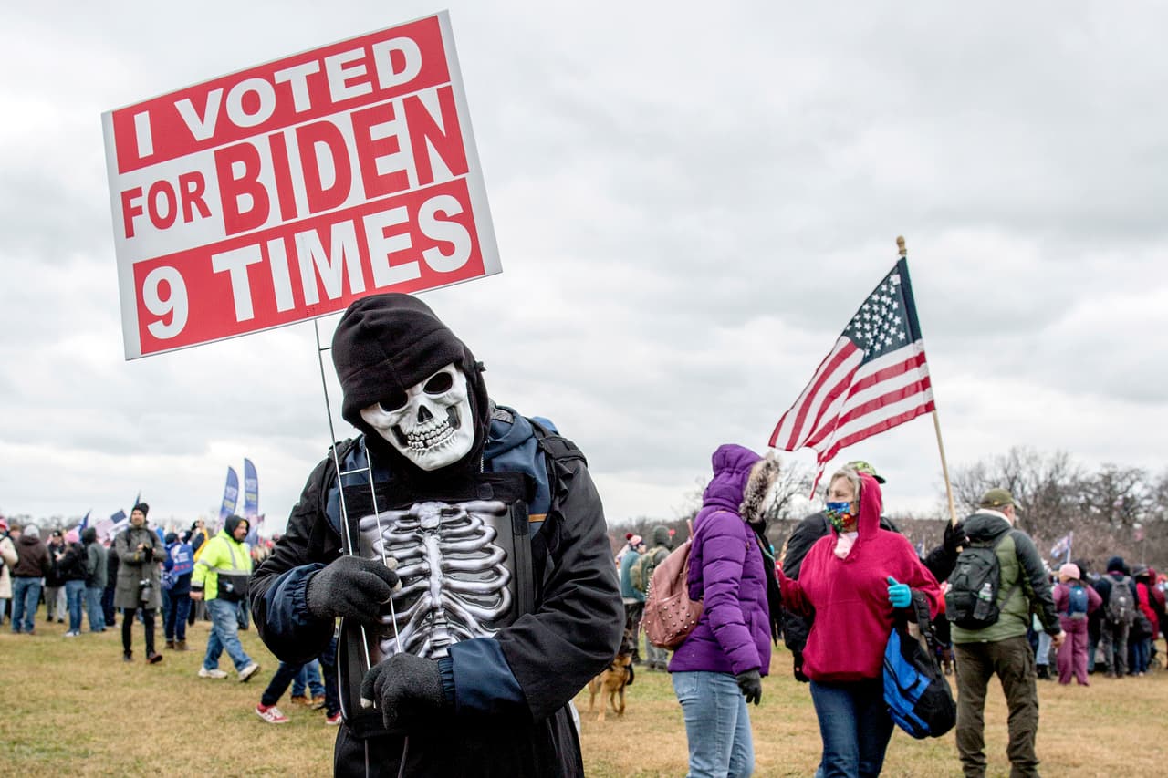 "Voté por Biden 9 veces". El supuesto "fraude electoral" denunciado por donald Trump se ha convertido en una teoría conspirativa que algunos de sus seguidores repiten. Washington, Distrito de Columbia, 6 de enero del 2021.