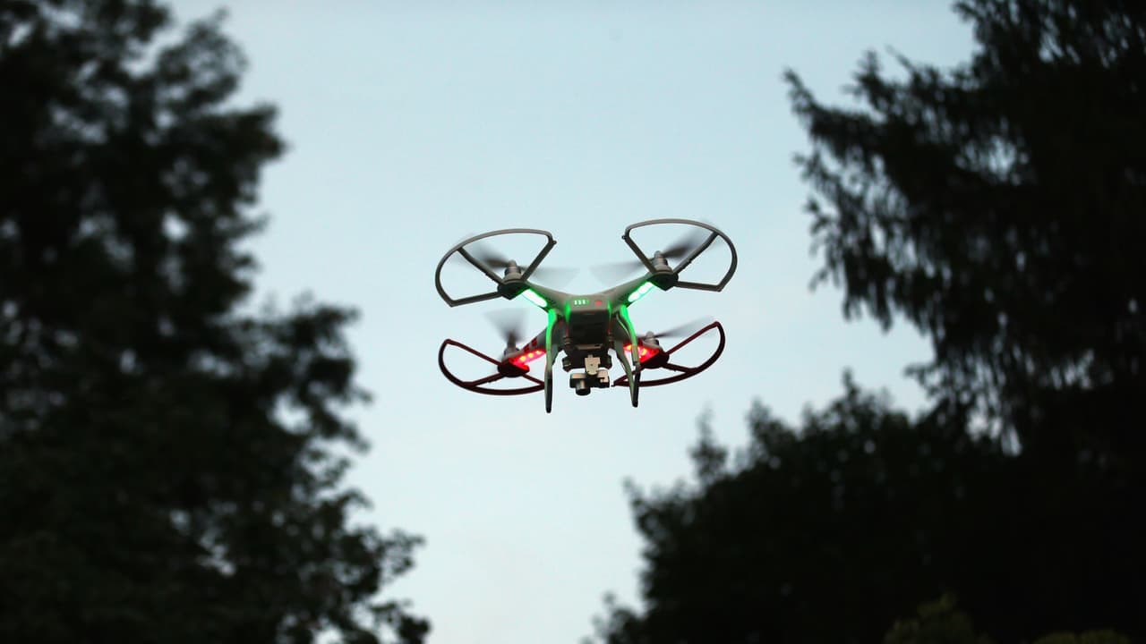 Gobierno insiste en que los misteriosos drones no son una amenaza; Trump acusa sin pruebas de ocultar información