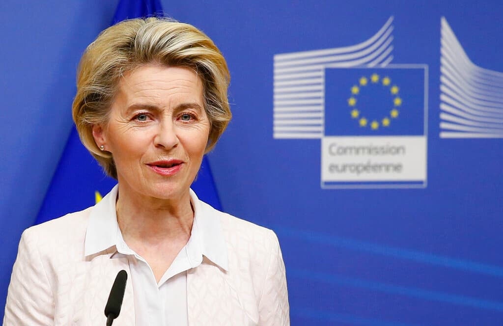 <b>URSULA VON DER LEYEN (4)</b>. En julio de 2019 fue nombrada presidenta de la Comisión Europea, la rama ejecutiva de la 
<a href="https://www.univision.com/temas/union-europea">Unión Europea</a>, siendo la primer mujer que ocupa ese puesto. Anteriormente fue ministra de Defensa de Alemania, de 2005 a 2019, en el gabinete de Angela Merkel. En septiembre de 2020, en su primer discurso sobre el estado de la unión como comisionada, se pronunció en contra de las políticas anti-LGBTQ de Polonia y ha estado conduciendo las conversaciones del 
<a href="https://www.univision.com/temas/brexit">Brexit</a> con los representantes británicos.