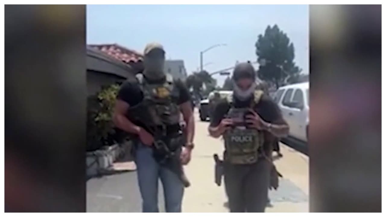 ¿Puedes grabar durante operativos de ICE? Estos son tus derechos y responsabilidades