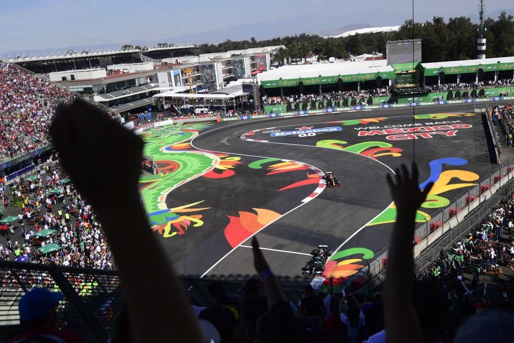 Red Bull hace el 1-3 con Max Verstappen en primer lugar y Sergio Pérez en tercero durante el Gran Premio de México en la Formula 1. Lewis Hamilton se quedó con la segunda posición durante la carrera. El mexicano logró subirse al podio en se casa.