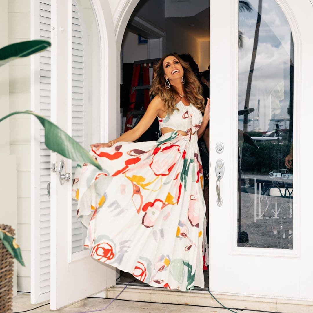 El estilo de la presentadora de espectáculos se caracteriza por ser sofisticado y 'chic', tal como lo muestra en esta fotografía con el vestido blanco con algunas pinceladas de color.