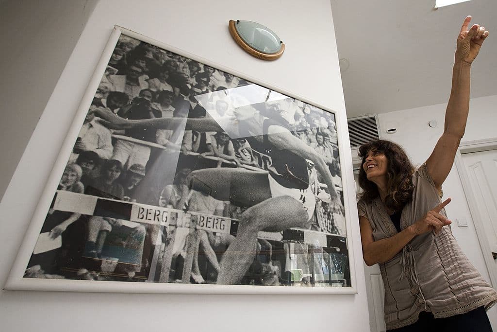 Alemania no estaba preparada para un acto terrorista de esas características y los juegos quedaron tocados, aunque continuaron sin la delegación israelí y las de algunos otros países. En la imagen, la atleta Esther Roth-Shachamorov, 
<b>una de las supervivientes de la masacre de Múnich.</b>