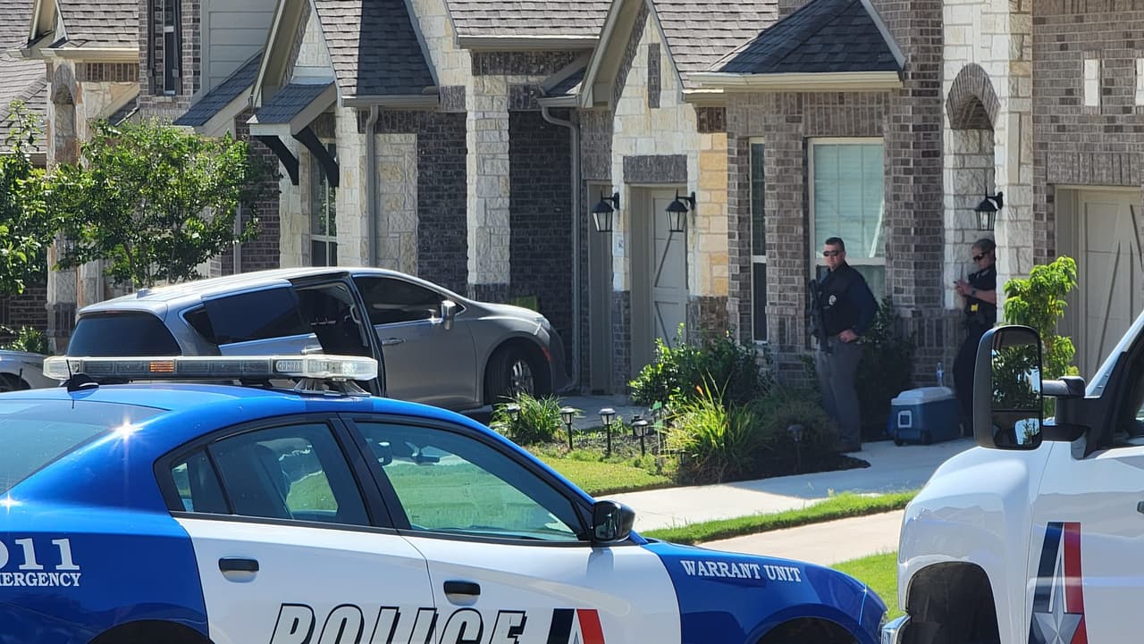 Abbott agregó que se comunicó con el alcalde de Arlington y le ofreció ayuda del estado y además ordenó al Departamento de Seguridad Pública de Texas que ponga a disposición recursos estatales para ayudar a llevar a los criminales ante la justicia.