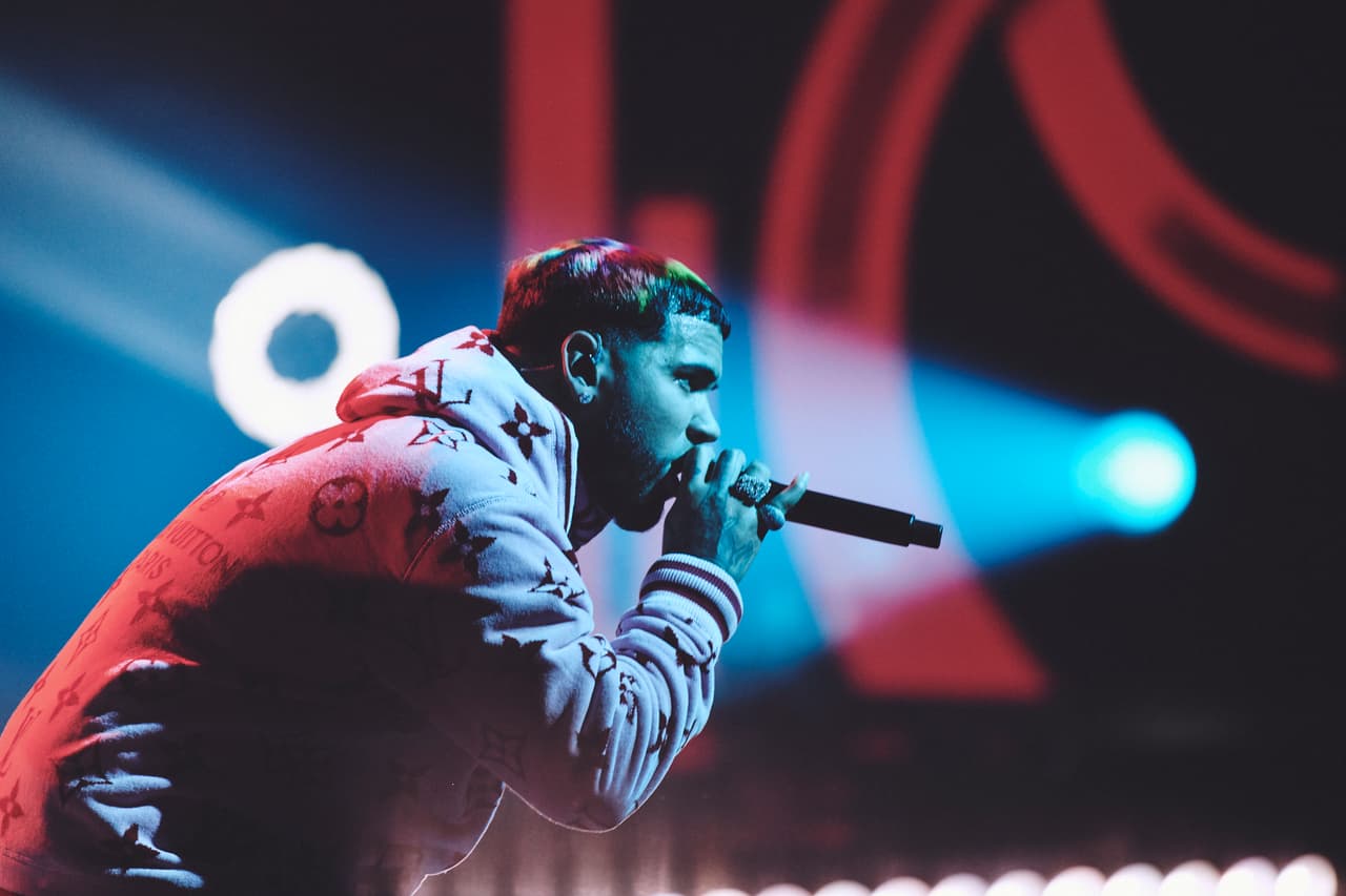Anuel no se iba a quedar atrás. Enfundado en un vestuario deportivo color rosa de la marca Louis Vuitton, el cantante conquistó al público con el tema 'Narcos'.