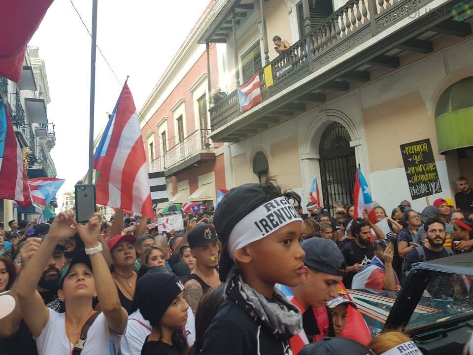 ¡Ricky renuncia! se lee en todos lados.