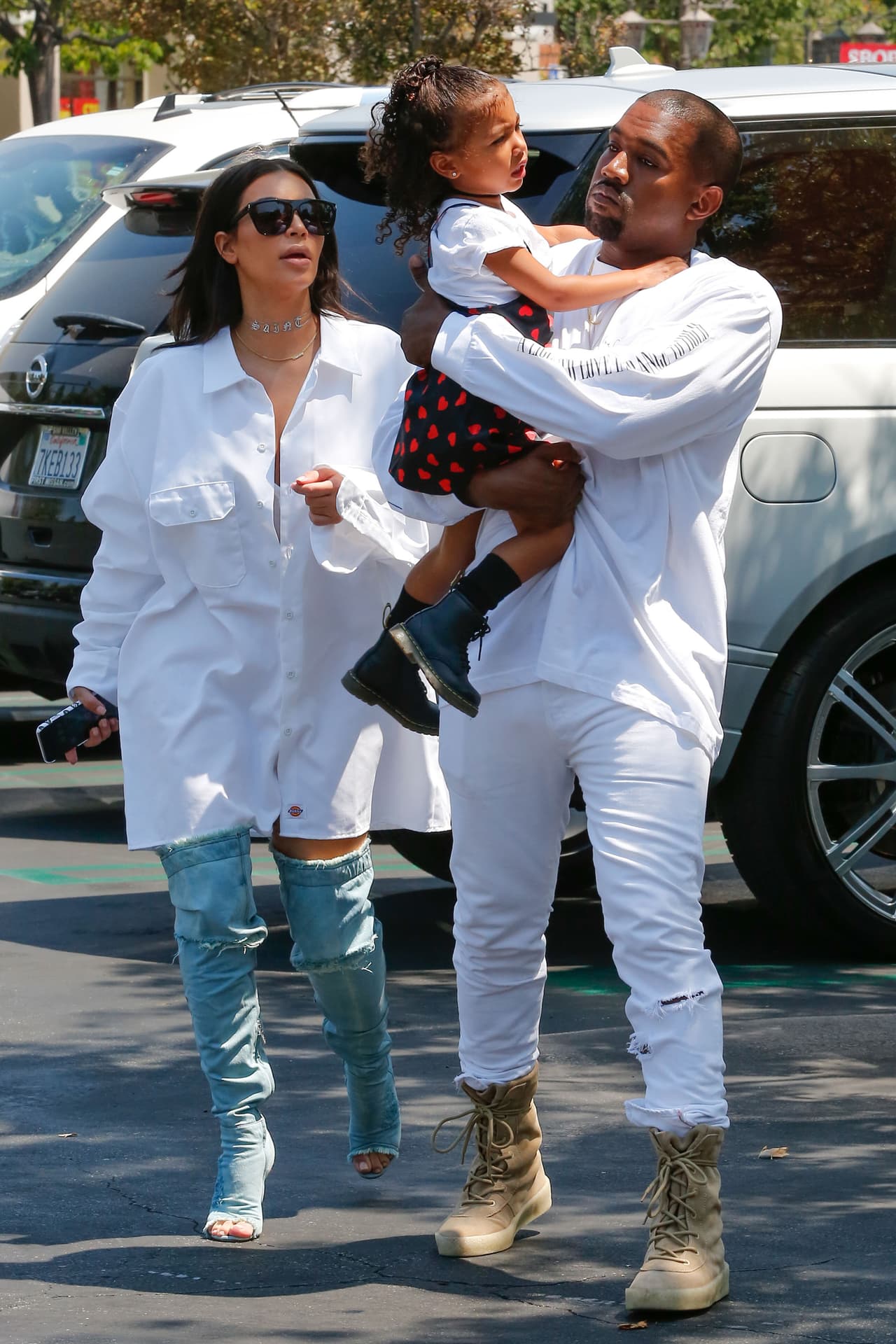 Se resistía a los abrazos de su papi.