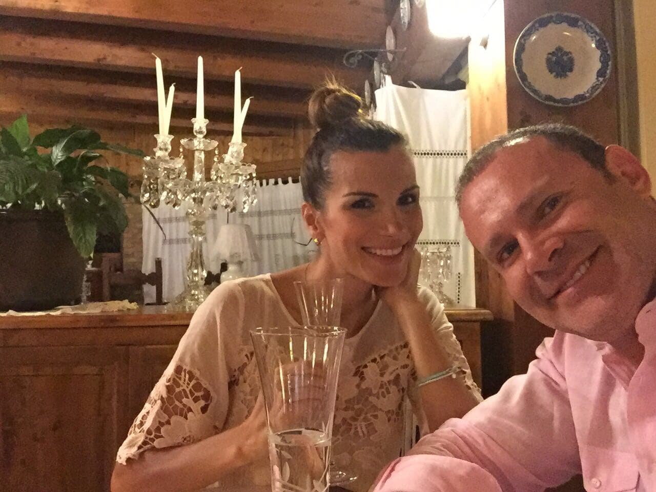 Ellos están listos para darle la bienvenida a un nuevo integrante de su hermosa familia. ¡Felicidades a los papás!