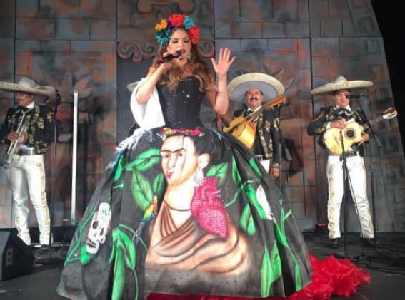Ana Bárbara interpreta la música vernácula muy a su estilo, como con este vestido estampado con una pintura de Frida Kahlo.