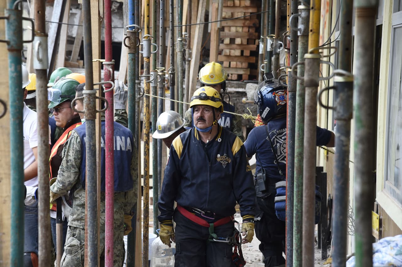 Serenidad y preocupación de un miembro del cuerpo de Rescate Aéreo en el Colegio Enrique Rébsamen, donde autoridades y voluntarios se han esforzado aminorar la tragedia y salvar la vida de la mayor cantidad de niños posibles.