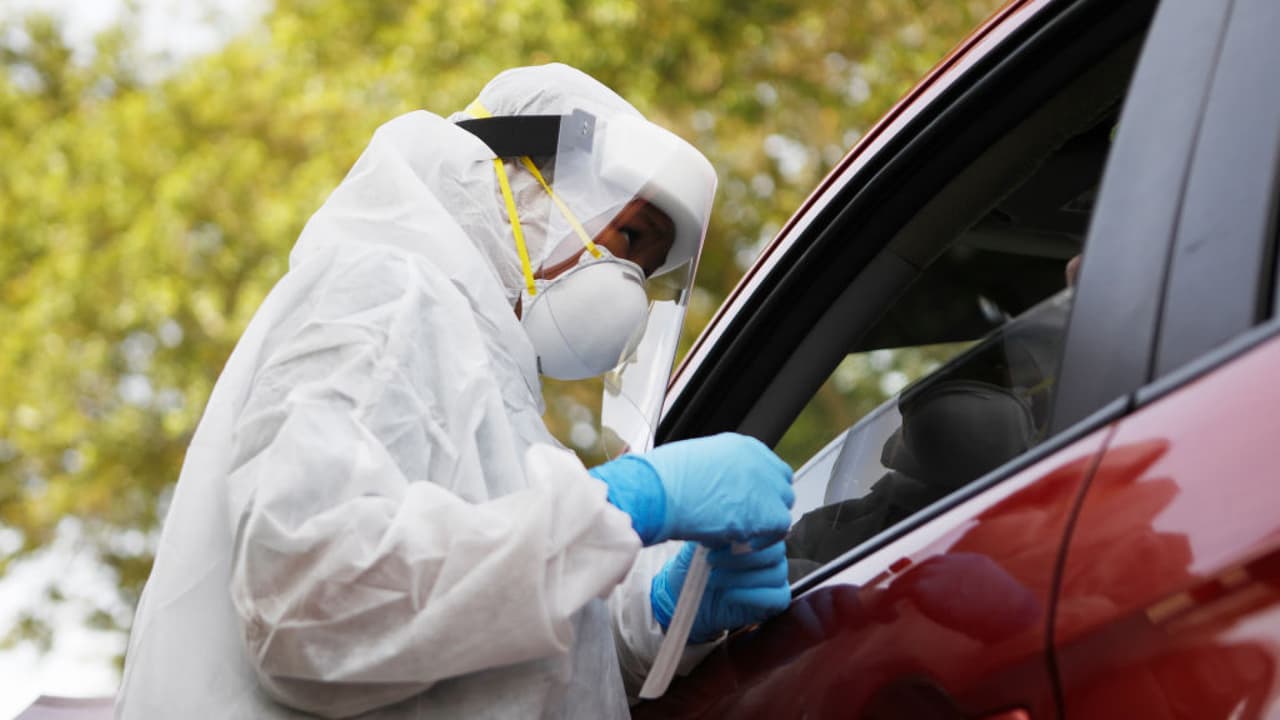 "Algunos de ustedes no verán el próximo año": Doctor recomienda quedarse en casa para evitar el coronavirus