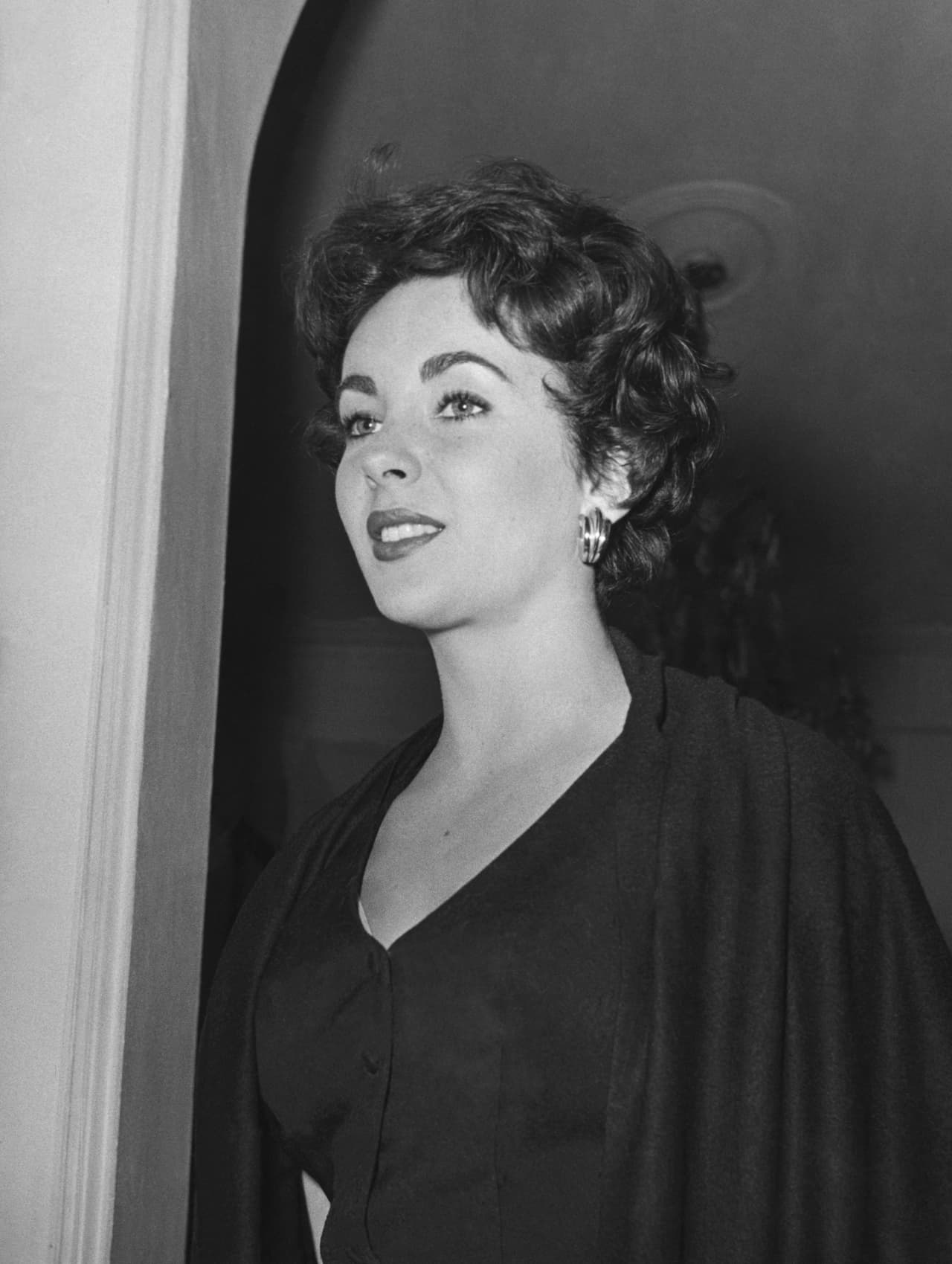 Pero la legendaria actriz Elizabeth Taylor no se queda atrás, ya que ella pasó por el altar OCHO veces.