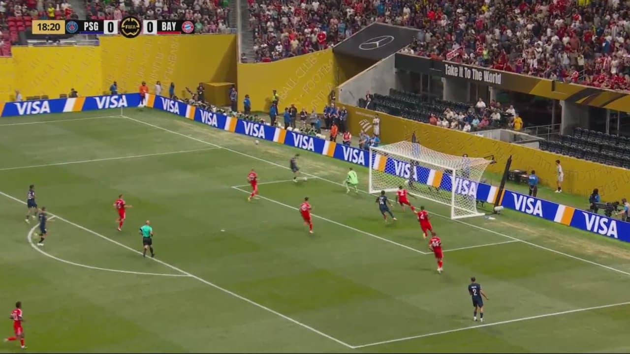 ¡Se salva el Bayern! Khvicha manda su remate apenas por un costado