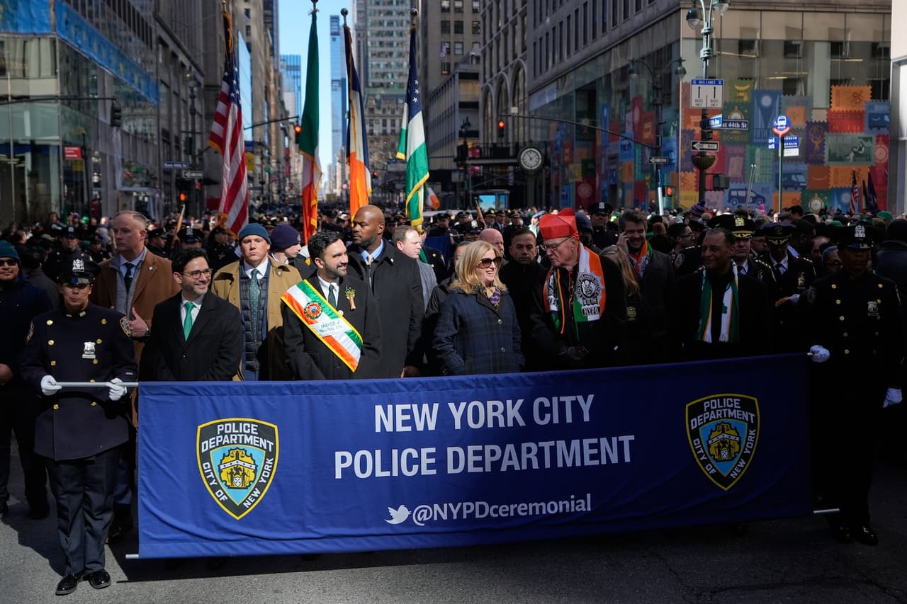 El 
<b>Desfile del Día de San Patricio de Nueva York</b> celebró su edición 265 en la Ciudad de Nueva York, reuniendo a millones de personas a lo largo de la icónica Quinta Avenida en Manhattan.
