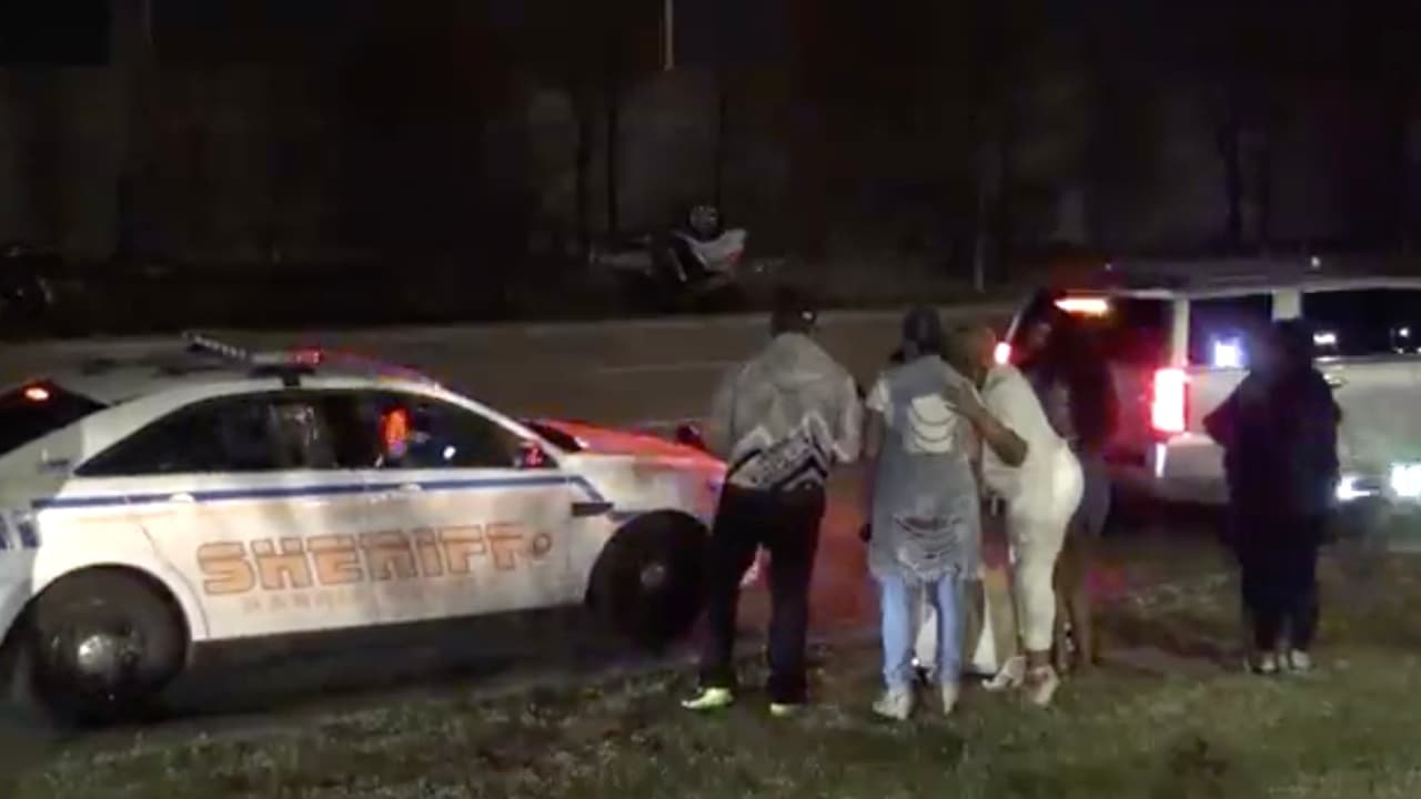 Después de tumbar el poste, el automóvil se volcó varias veces, y terminó con las llantas hacia arriba.