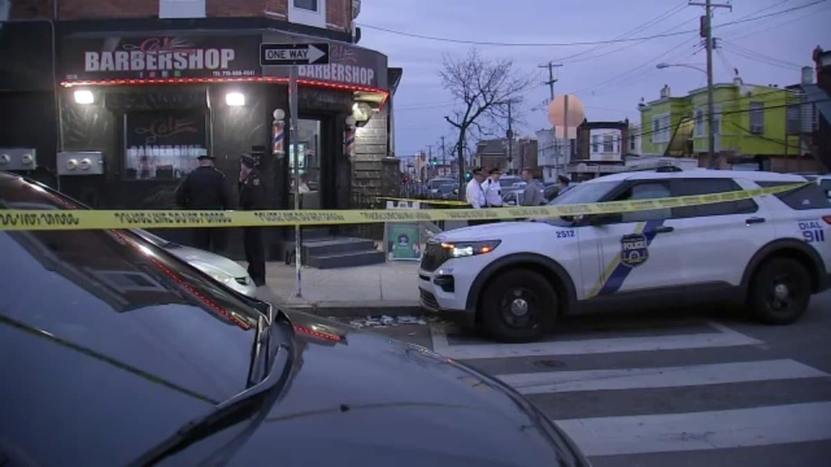 Dos transeúntes vistos robando a víctima en tiroteo mortal en Filadelfia