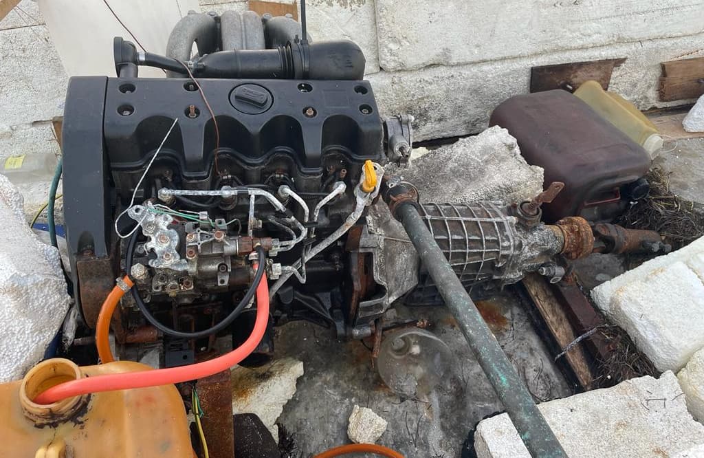 El motor instalado en esta balsa casera cubana de poliestireno está unido a un eje de hélice. La balsa llegó a una playa cerca de Miami el 10 de diciembre de 2022.