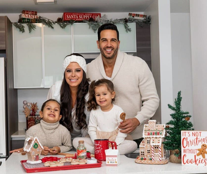 Festejar con los seres amados es una fortuna y nuestros conductores aprovechan para hacerlo también en esta mágica fecha. Así de linda quedó la foto familiar del chef Yisus junto a su esposa María Juliana y sus hijas Anabella y Silvana en la cocina, uno de los sitios favoritos del venezolano.