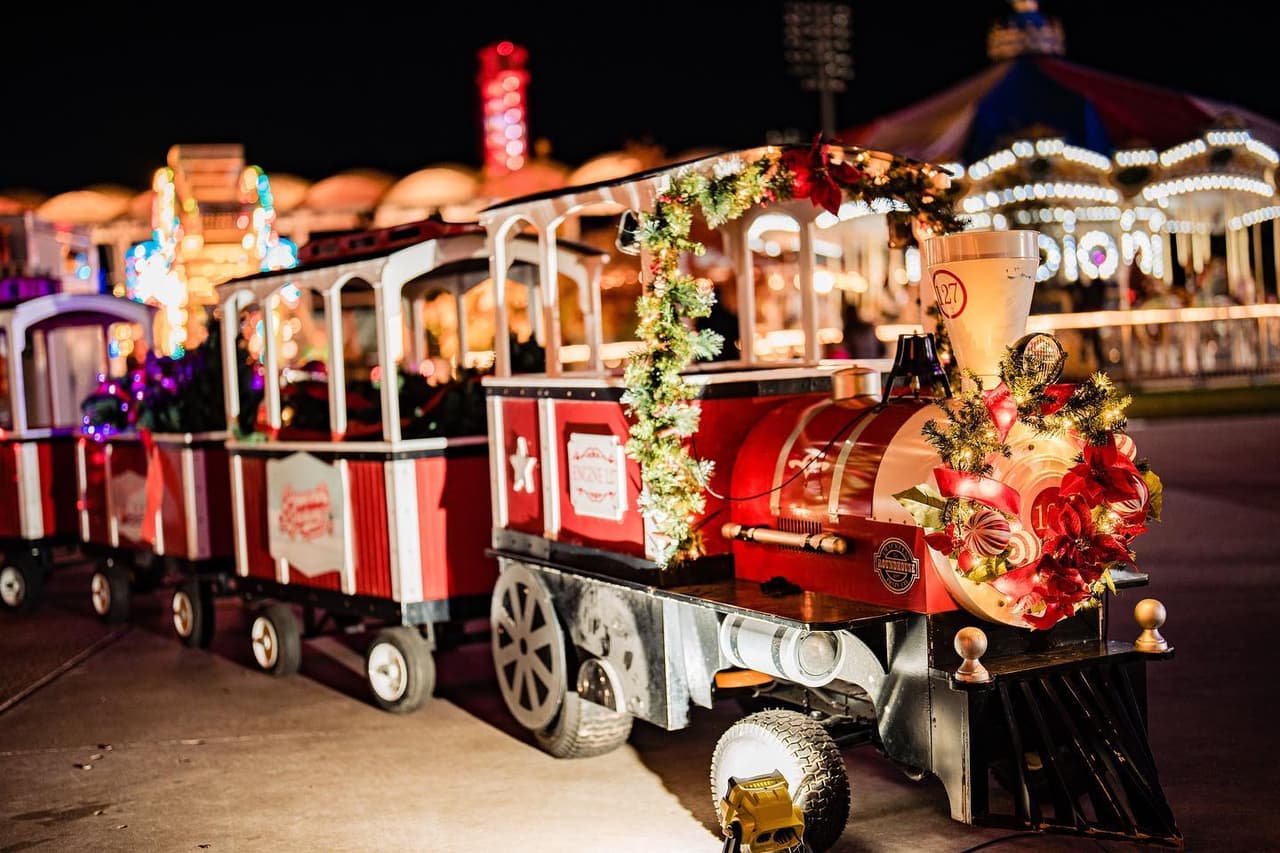 Y este año, el recorrido incluye Pepper’s Petting Zoo, un paseo por el zoológico que alberga caballos, cabras, gallinas, patos y conejitos.
