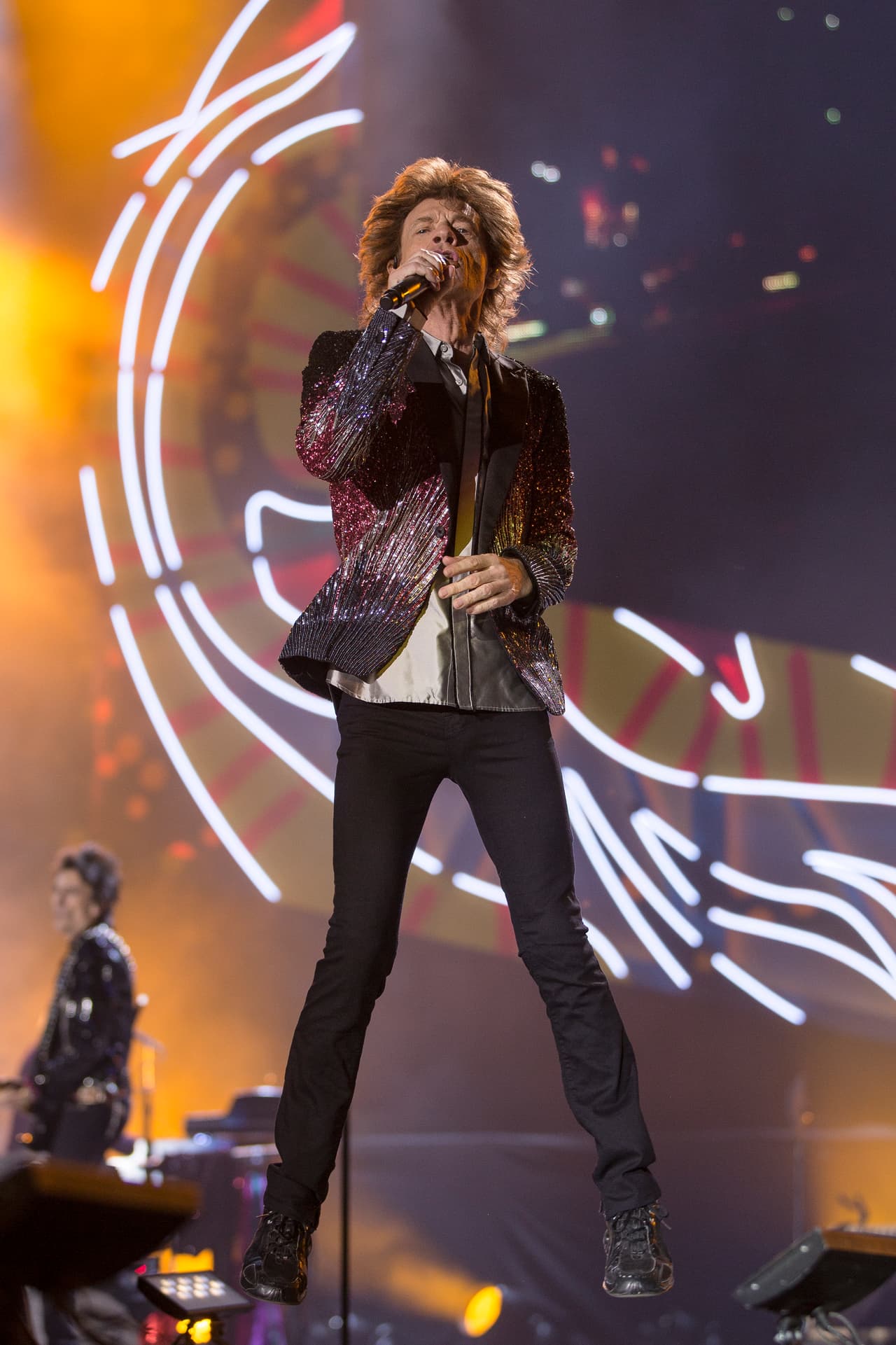 De acuerdo con el documento, Mick “necesita recuperarse totalmente”, aunque no fue especificado cuál es la afectación que el cantante británico padece.
<br>