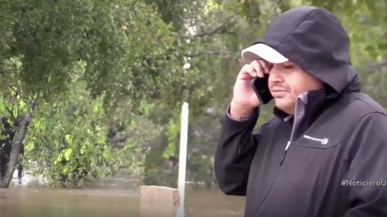 Marcos Rojo, Residente de Kingsland, dijo a Univisión Noticias que llegó de trabajar y se encontró con su vivienda inundada. Las autoridades habían rescatado a su esposa embarazada y sus dos hijos. "La casa se echó a perder con el agua, ahora no tengo dónde quedarme", aseguró.