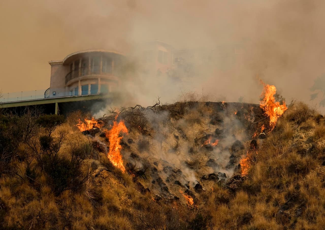 Las llamas amenazan cientos de viviendas.