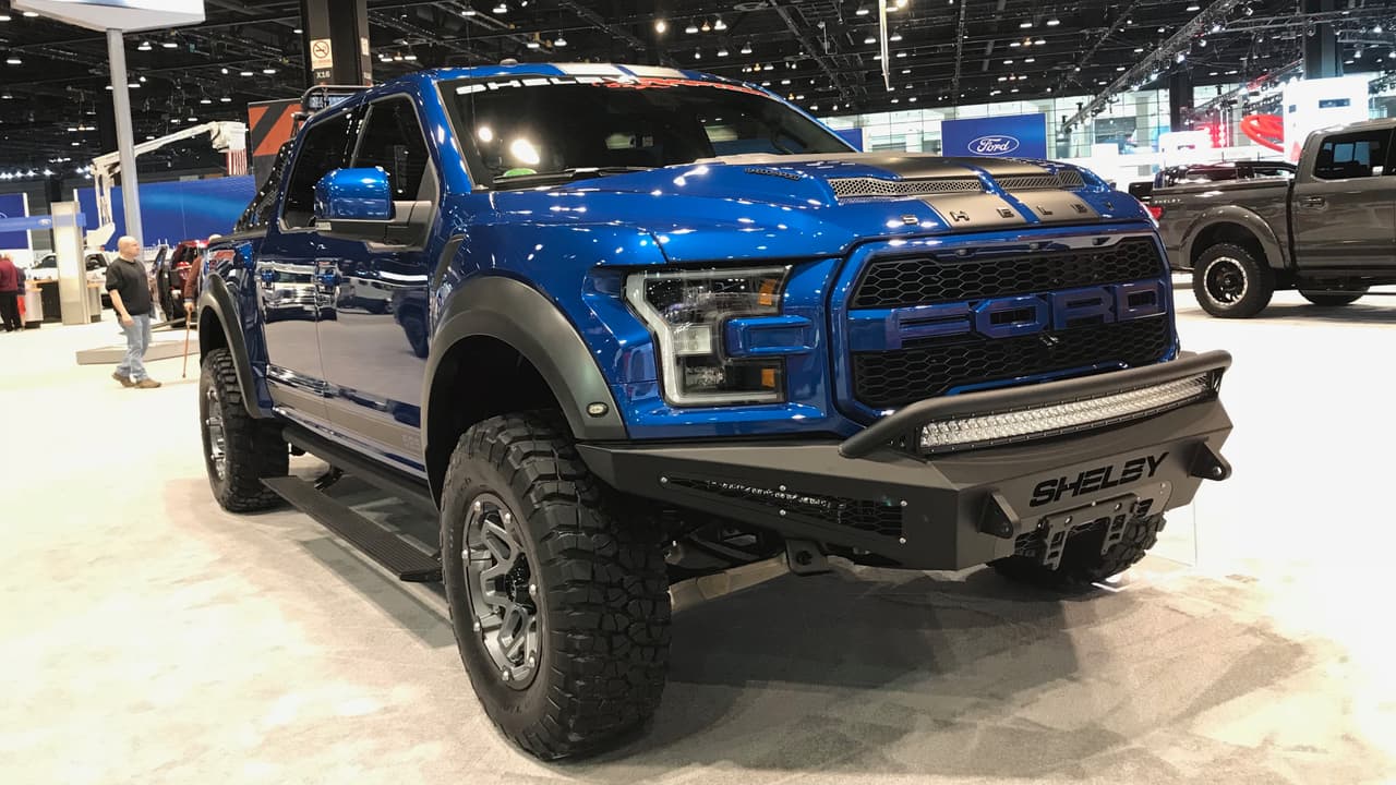 <h3 class="cms-h3-H3">Shelby Raptor 2018</h3>
<br>
<br>Dos leyendas se unen en esta increible camioneta. Los ingenieros de Shelby American subieron el poder de la Ford Raptor a 525 caballos de fuerza y 610 lb-pie de torque, le modificaron la suspensión y le dieron los toque estéticos que la hacen un producto Shelby. Ford y Shelby American solo fabricarán 500 unidades de la Sehlby Raptor a $117,460 dólares cada una.