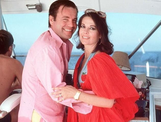 La policía del condado de Los Ágeles oficialmente cambió, debido a "una nueva secuencia de acontecimientos", la causa de la muerte cambió de "accidental" por "desconocida", esto debido a lo misterioso de las circunstancias de la muerte de Wood, y el que se reabriera el caso, conmocionó a todo el mundo, empezando por sus hijas.