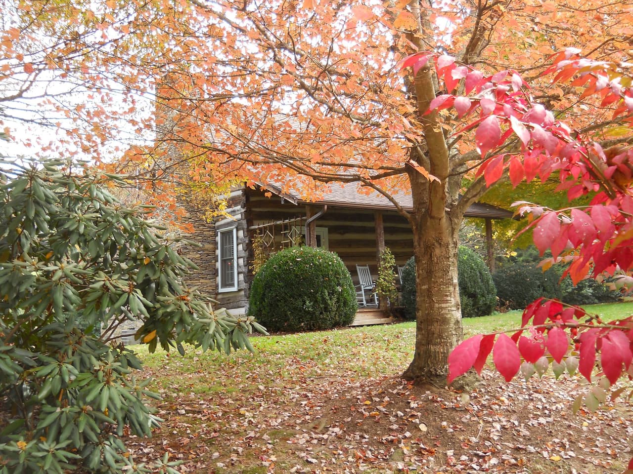 <b><a href="https://boydmountain.com/" target="_blank">Boyd Mountain Log Cabins</a></b>: Ubicado en 150 acres en Boyd Mountain, cuenta con 
<b>ocho cabañas de troncos </b>auténticas 
<b>talladas a mano</b>. Aunque las cabañas datan de hace 
<b>más de 150 años</b>, cada una ha sido cuidadosamente restaurada y amueblada con comodidades modernas.