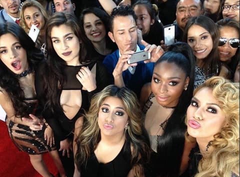 Las Fifth Harmony también formaron parte de esta fiesta y se tomaron una selfie haciendo 'duck face'.