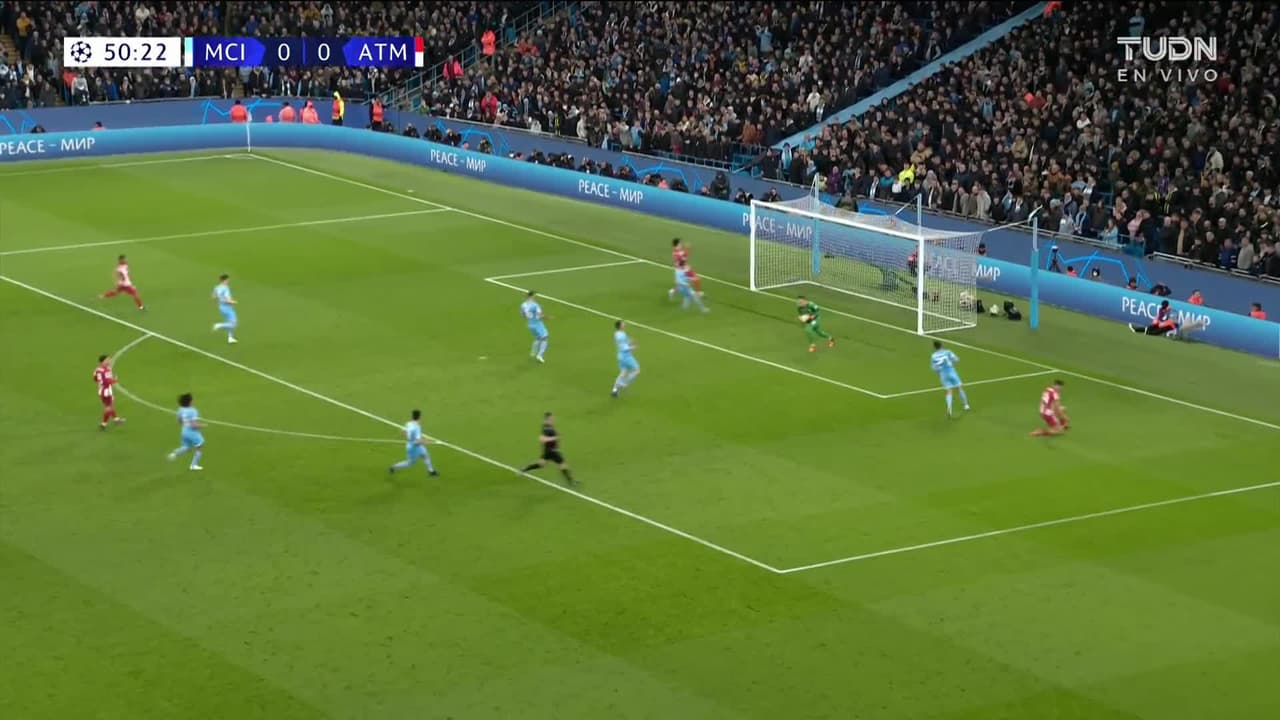 ¡TIRO ATAJADO! disparo por Marcos Llorente.