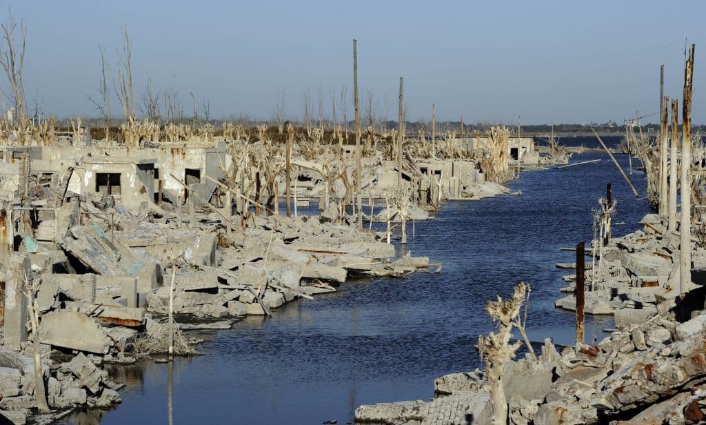 <b>Epecuén, Argentina. </b>Villa Epecuén era una ciudad turística en la provincia de Buenos Aires, a 370 millas (unos 600 km) de la Ciudad de Buenos Aires, un balneario familiar situado en la Laguna Epecuén. En noviembre de 1985,
<b>fallas en una presa y dique que protegían la villa hicieron que el agua subiera varios metros inundando al pueblo para siempre</b>. Todo debió ser evacuado y
<b>las ruinas del pueblo, debido a la salinidad del agua, se fueron tiñendo de blanco. </b>Hoy tiene un único residente,
<a href="https://www.lanueva.com/nota/2020-1-26-6-30-35-un-merecido-homenaje-al-ultimo-guardian-de-villa-epecuen" target="_blank">Pablo Novak, quien regresó a su casa más de dos décadas después</a>, cuando las aguas retrocedieron un poco.
<br>
<br>