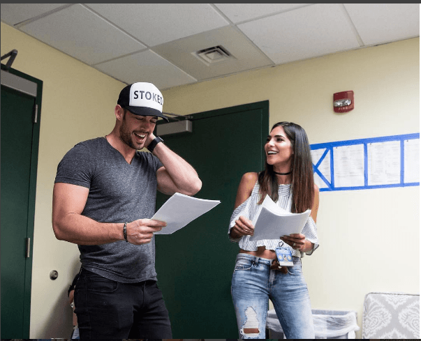 William Levy y Alejandra Espinoza fueron los primeros en ensayar sus líneas para mantener atentos a todos en la gran fiesta retro.