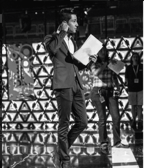 Luis Coronel repasando los guiones para la noche.