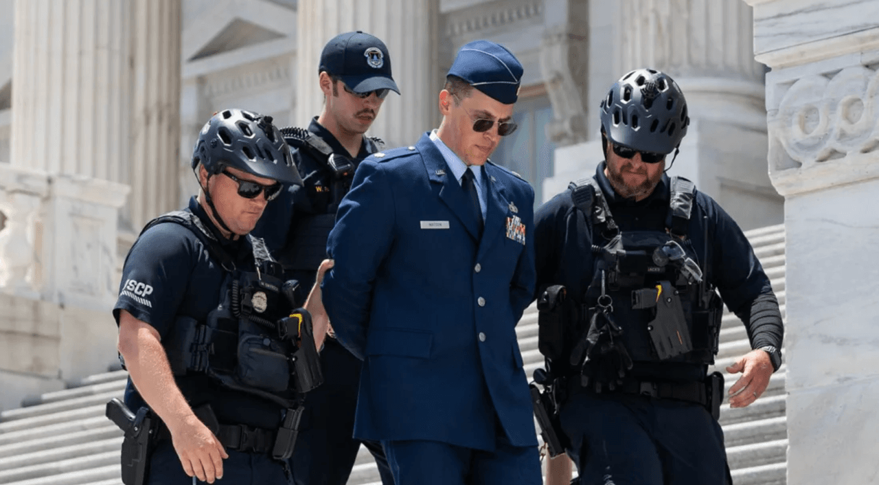 Un oficial de la Fuerza Aérea podría enfrentar un consejo de guerra por protestar contra Trump