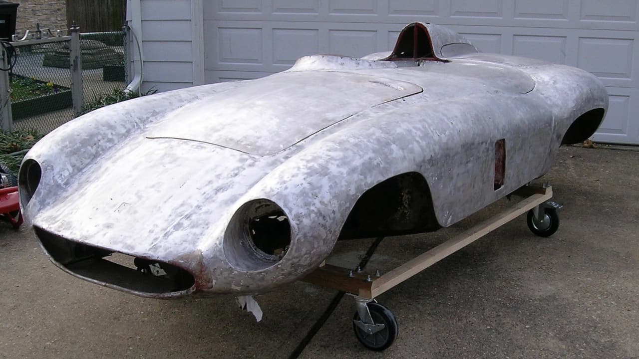 En 2000 el Almirante Phillips inició una meticulosa restauración profesional. Aquí se se la carrocería sin pintura ni componentes mecánicos.