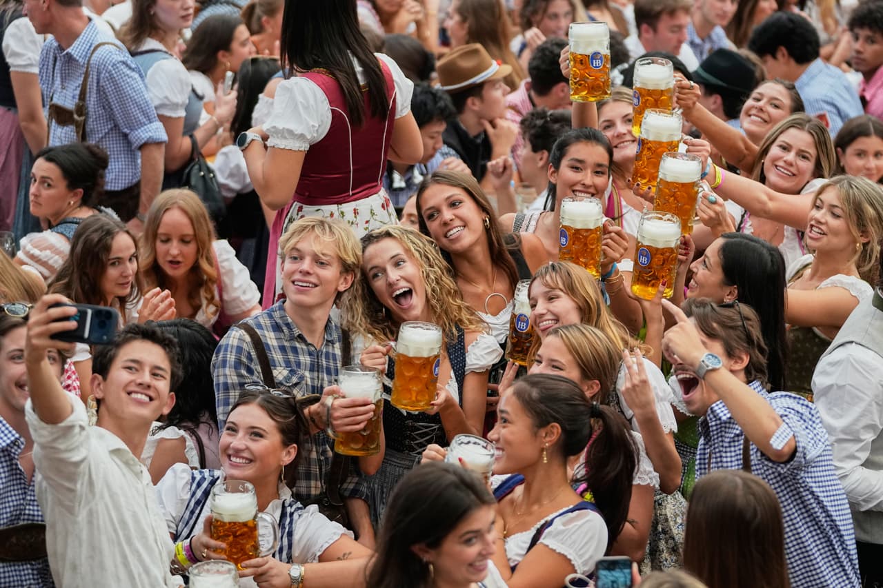 Jóvenes celebran tras la inauguración de la 191.ª edición del festival de la cerveza Oktoberfest en Múnich, Alemania, el sábado 19 de septiembre de 2026.