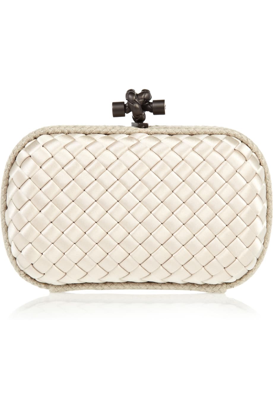 <b>The Knot de Bottega Veneta</b>
<br>The Knot está inspirada en los archivos de diseño de la marca y fue relanzada en el 2001. Cada pieza es una obra artesanal hecha con el clásico tejido
<i> 'intrecciato'</i> de la casa de moda.
