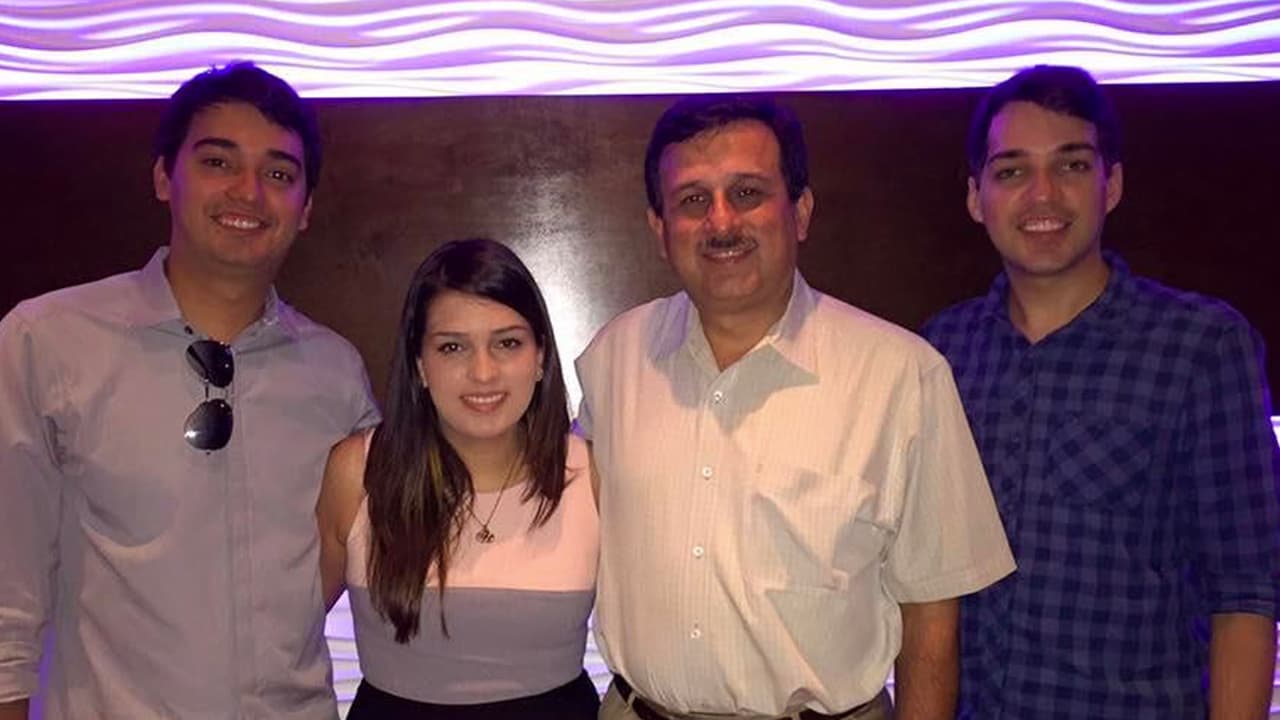 <b>Marisol Muñoz: </b>Editora de video
<br>"Mi papá es mi héroe y siempre nos ha enseñado la importancia del amor a Dios, la familia y siempre tener pasión por tu trabajo".