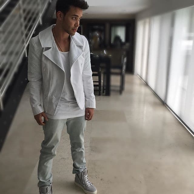 Con esta chaqueta blanca, Prince Royce se muestra más cómodo.