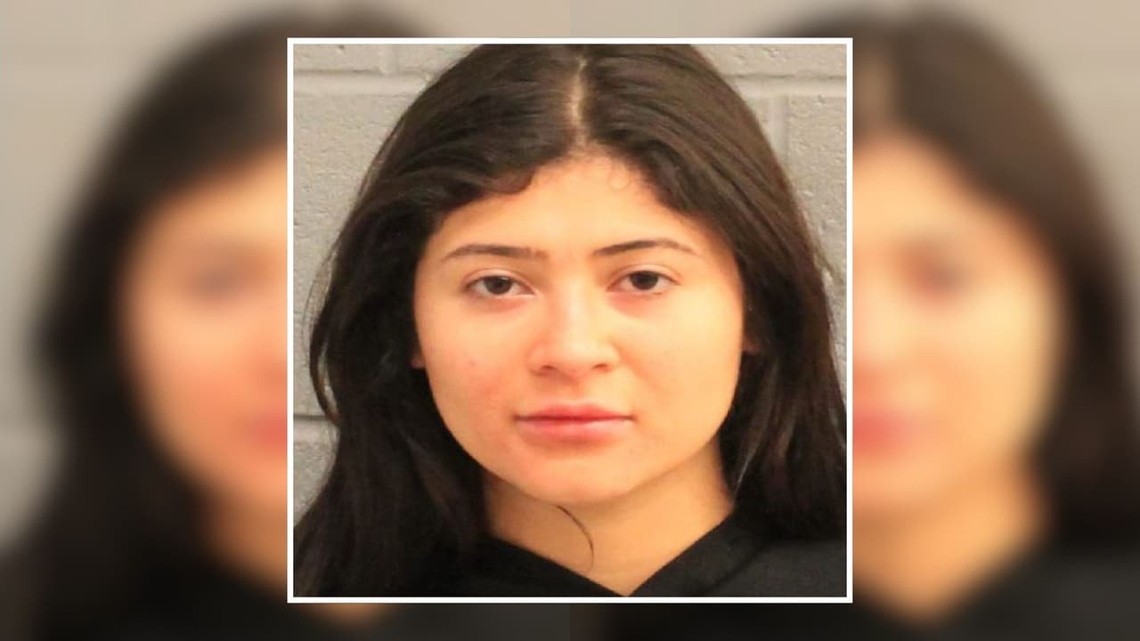 Fijan fianza de $10,000 a la joven acusada de arañar en la cara y cuello a un oficial en Houston